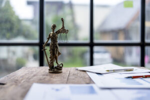 Read more about the article Alegerea unui avocat specializat în drept penal presupune: